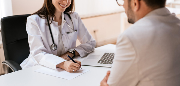 Profesional sanitario atendiendo a un paciente durante la planificación de un ayuno prolongado